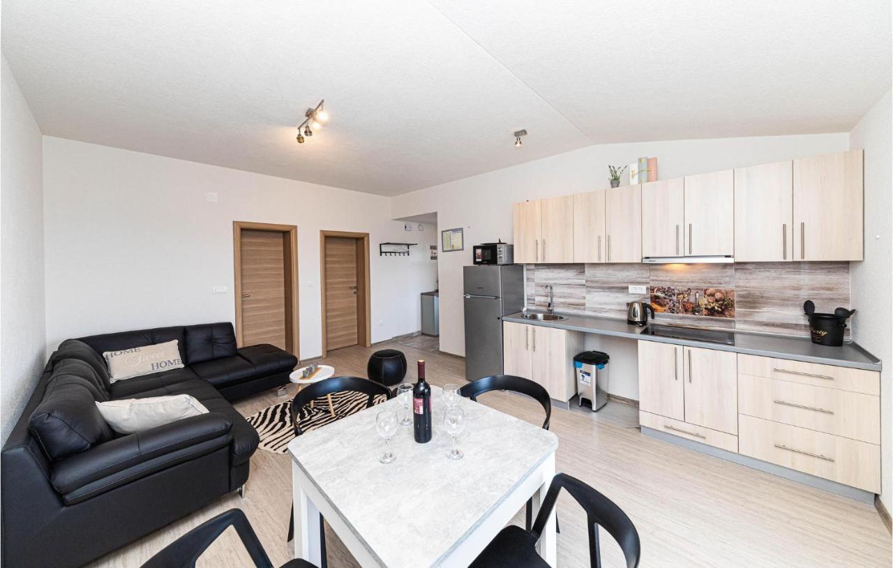 Nice apartment in Kastel Luksic w/ WiFi&1 Bedrooms Kaštela Buitenkant foto